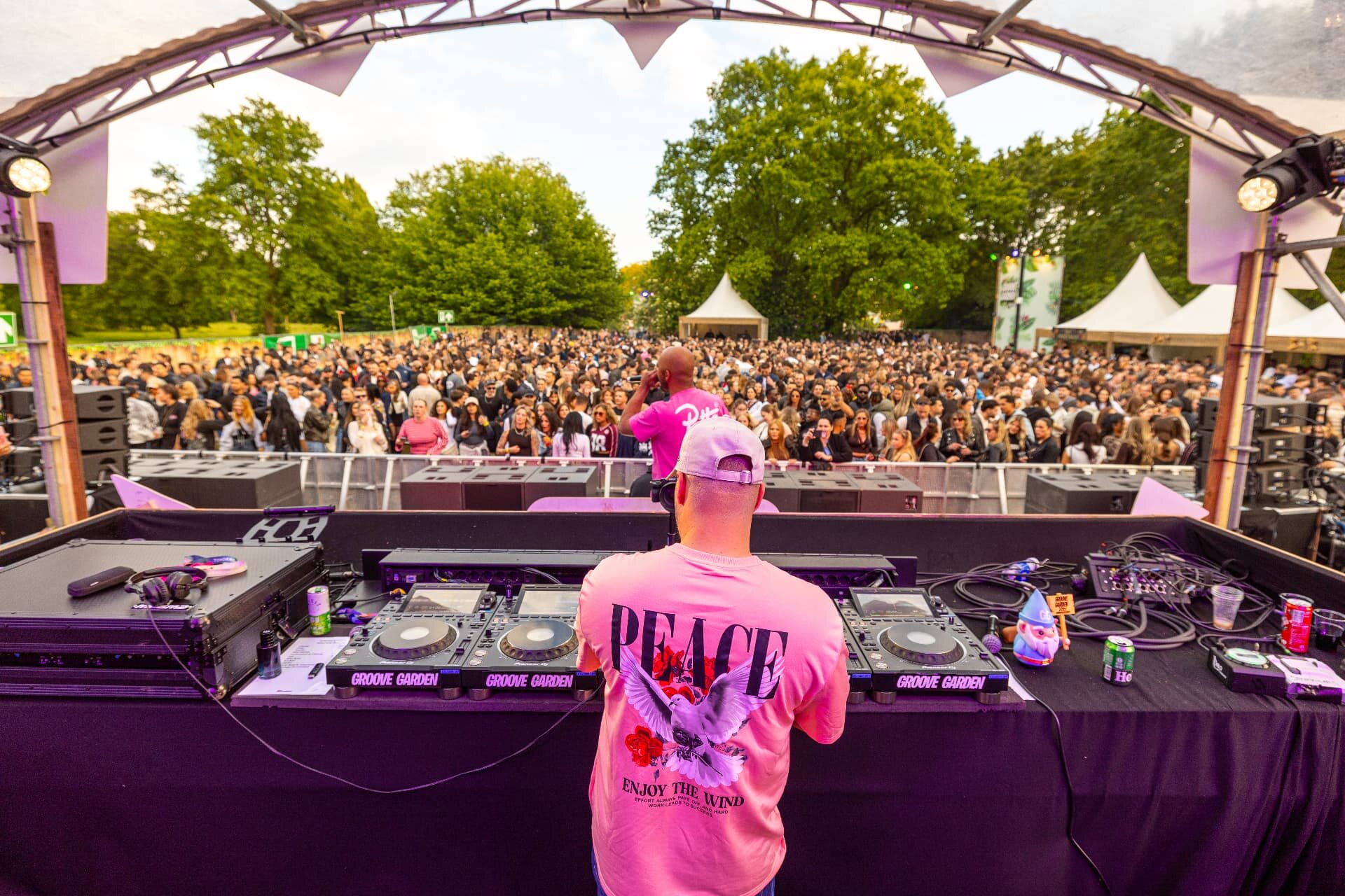 DJ achter de draaitafels voor een groot publiek