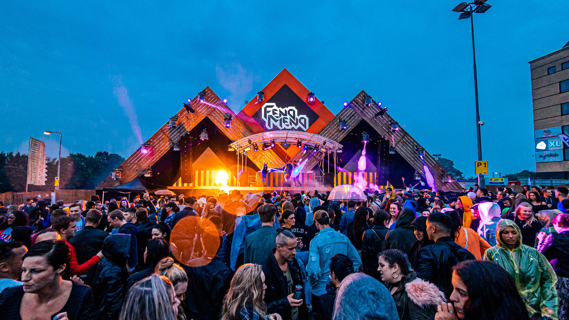 Fenomeno-podium met publiek in de avondschemering