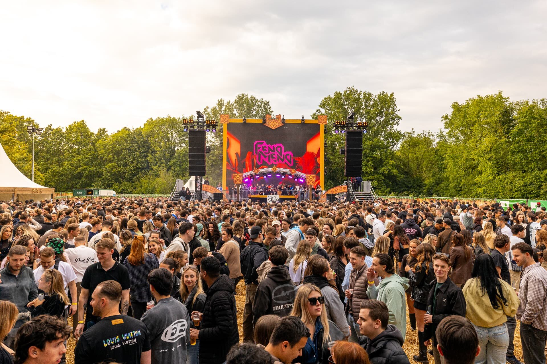 Festivalterrein met groot Fenomeno-scherm en publiek